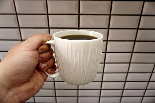 Hombre Sosteniendo Taza Café Mano Cocina Vista Cerca — Foto de Stock