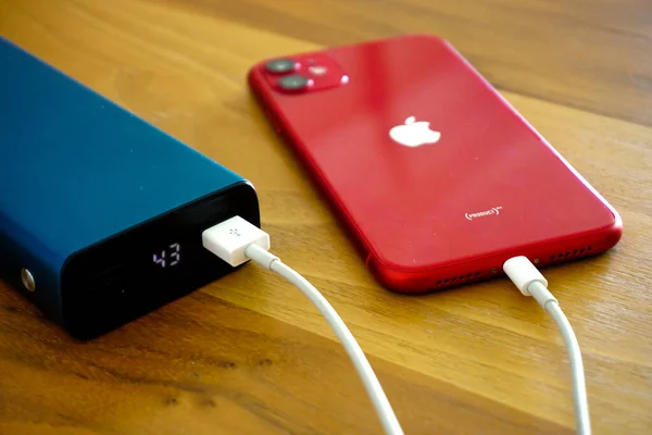 Abril 2021 Eskisehir Turquía Red Iphone Siendo Cargado Por Powerbank — Foto de Stock