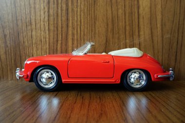 9 Mayıs 2021 Eskisehir Türkiye Yeni ve Eski Porsche 'ler ve Böcek 124 tahta zemin üzerine diyabet