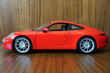 9 Mayıs 2021 Eskisehir Türkiye Yeni ve Eski Porsche 'ler ve Böcek 124 tahta zemin üzerine diyabet