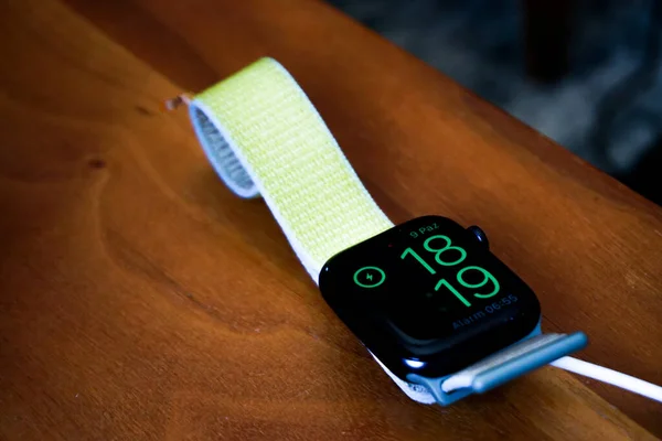 2021 Eskisehir Turkey Apple Watch Charged Wood Table Close View — 스톡 사진
