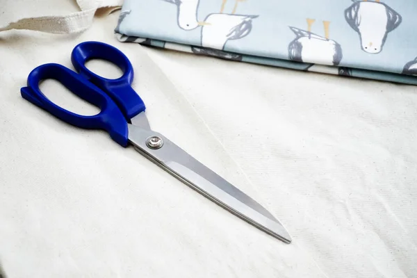 Біла Тканина Синій Ножиці Ізольованому Фоні Крупним Планом — стокове фото