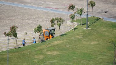 22 Temmuz 2021 İzmir Türkiye. Sabah Alsancak kordonunu temizleyen belediye çalışanları