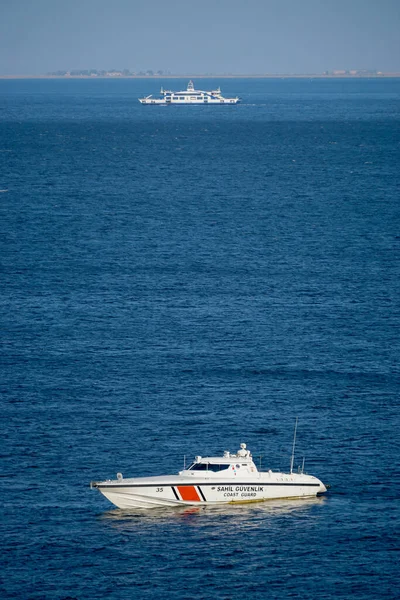 2021年7月22日早上海岸警卫队的船和渡船在同一地点 — 图库照片