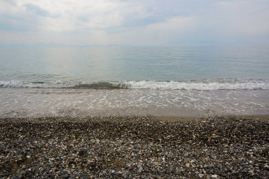 Çakıl taşlı sahil kıyısı. Yakından bak.