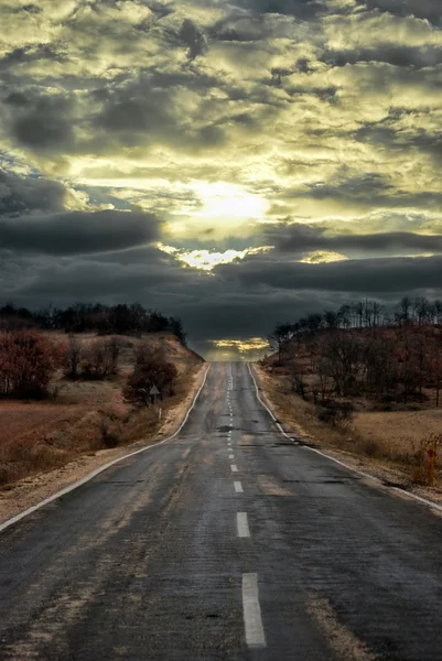 Tepenin üzerinden yol