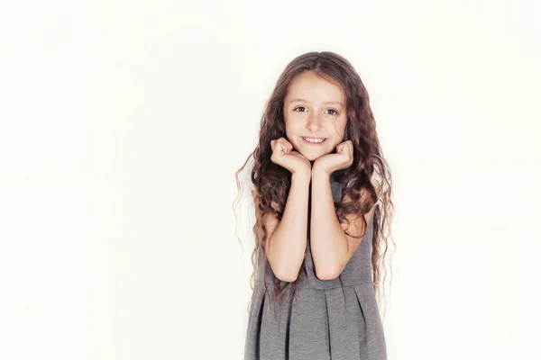 Menina sorrindo em um fundo branco — Fotografia de Stock