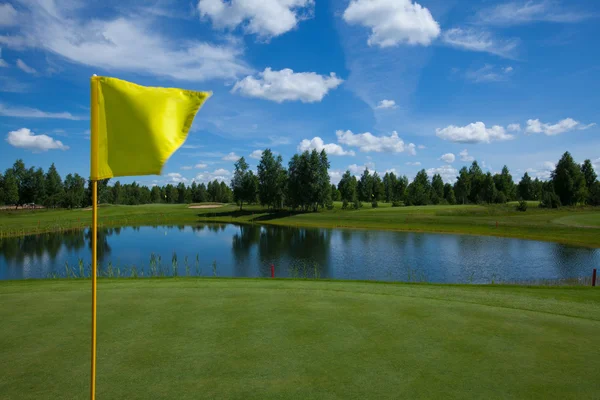 Terrain de golf drapeau de loisirs actif — Photo