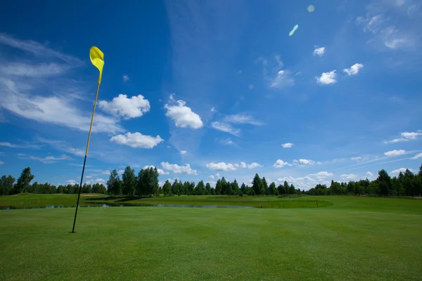 Прапор активного відпочинку на полі для гольфу — стокове фото