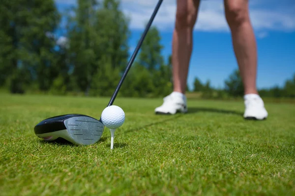 Pelota de golf en el tee y club de golf en el campo de golf —  Fotos de Stock