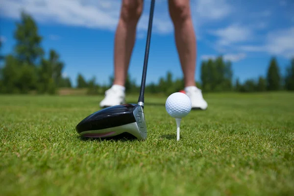 Golfový míček na odpaliště a golfového klubu na golfovém hřišti — Stock fotografie