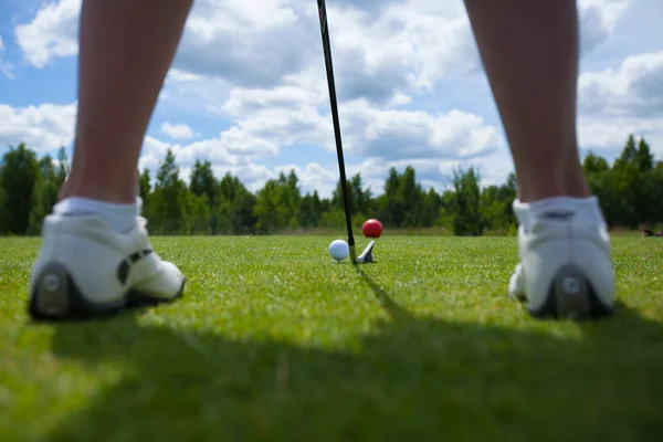 Balle de golf sur le tee et club de golf sur le terrain de golf — Photo