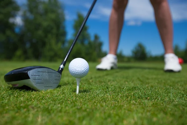Golfboll på tee och golf club på golfbana — Stockfoto