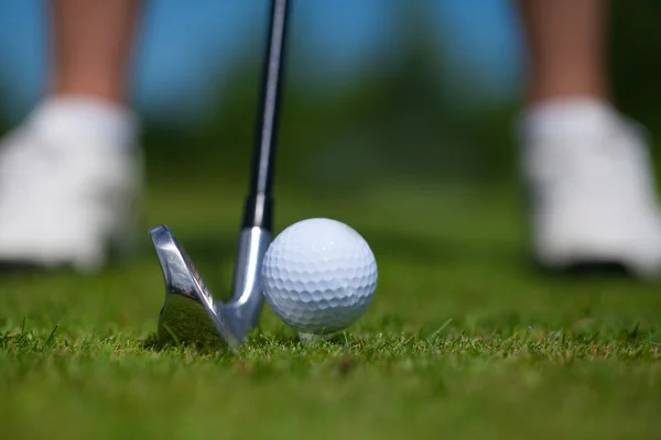 Golf ball on tee and golf club on golf course — Stock Photo, Image