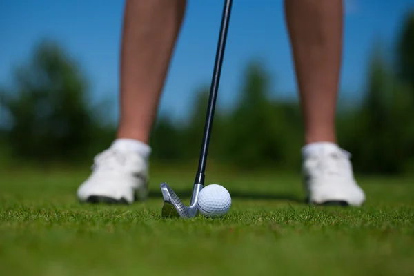 Golfboll på tee och golf club på golfbana — Stockfoto