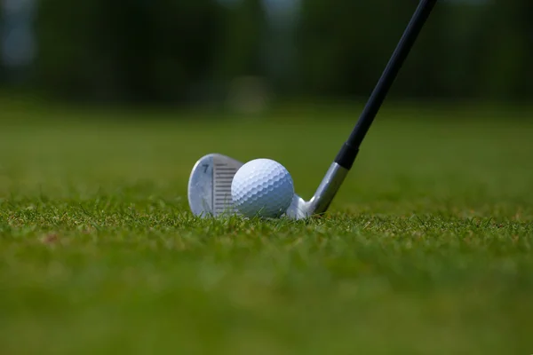 Golfový míček a železo — Stock fotografie