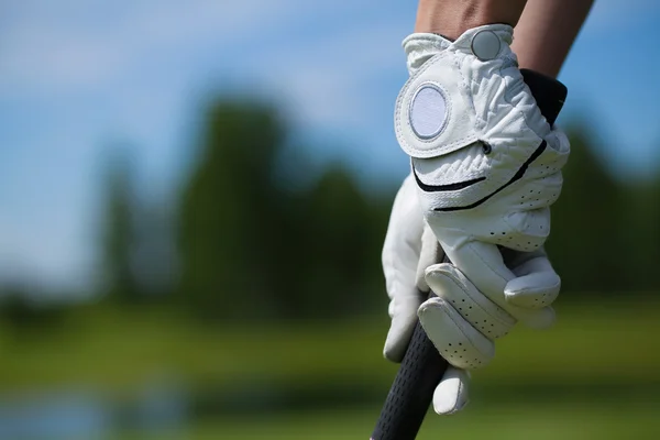 Luvas de jogador de golfe segurar o ferro ou putter — Fotografia de Stock