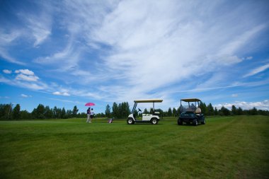 Yaz aylarında golfe sahasında iki golf arabaları