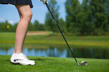 Golfçü bir Tee atış isabet