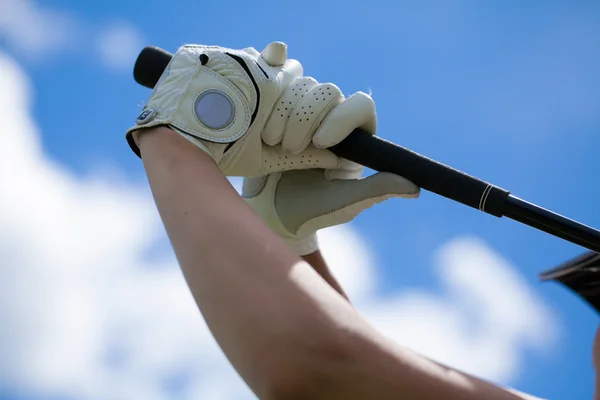 demir gökyüzüne elinde eldiven eller golfçü