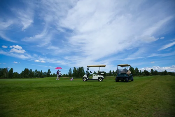 Två golfbilar på golfe kurs på sommaren — Stockfoto