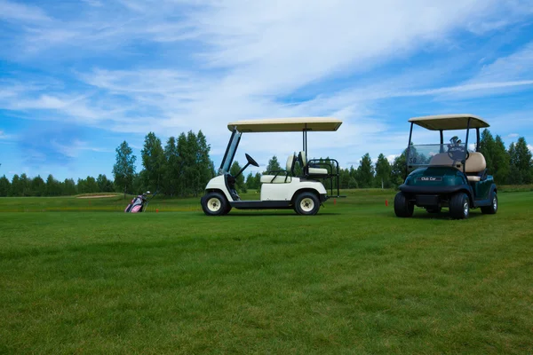 Deux voiturettes de golf sur le parcours de golf en été — Photo