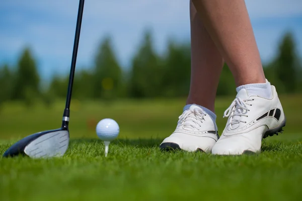 Golfboll på tee och golf club på golfbana — Stockfoto