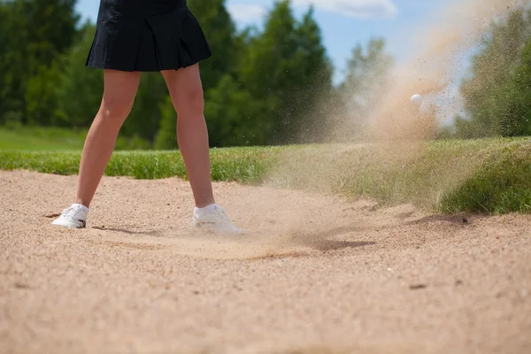 Golfista bít Tee výstřel v písku — Stock fotografie