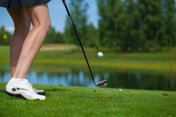 Golfçü bir Tee atış isabet