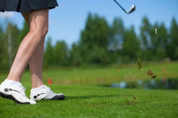 Golfçü bir Tee atış isabet