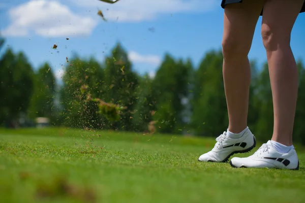 Golfista golpeando un tiro en T —  Fotos de Stock