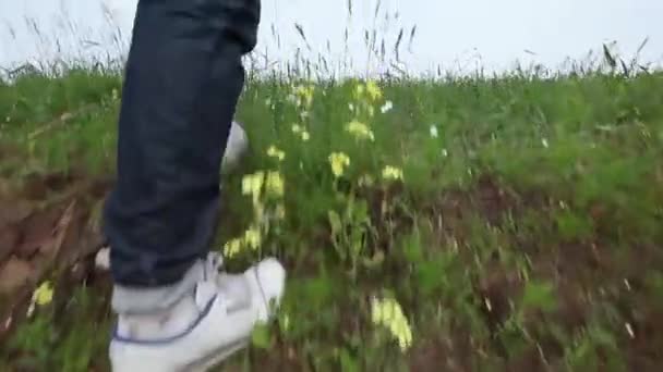 무한대로 카메라에서 산책 하는 남자 — 비디오