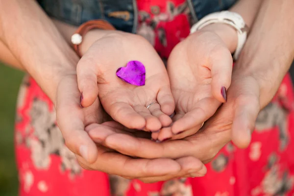 Manos masculinas y femeninas con corazón — Foto de Stock