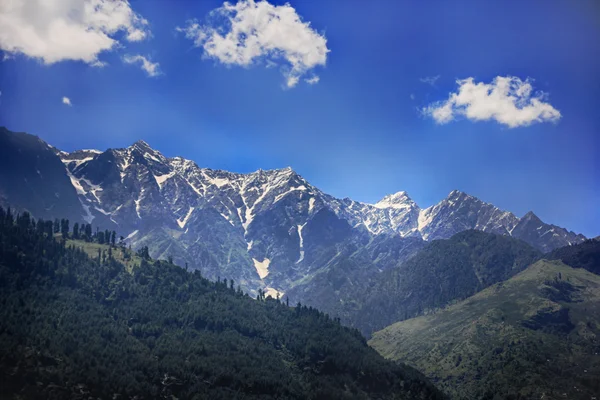 Vista sulla parte inferiore delle montagne himalayane in India, valle del Kullu, Himachal Pradesh — Foto Stock