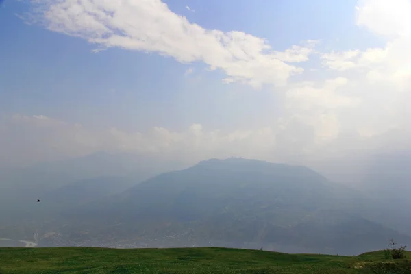 Csendes nyugodt táj - hegy a Himalája felhők. Himachal Pradesh, India Kullu-völgy — Stock Fotó