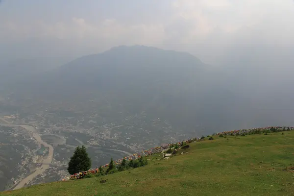 Dająca możliwość odpoczynku spokojny krajobraz - Góra w chmury w Himalajach. Doliną Kullu, Himachal Pradesh, Indie — Zdjęcie stockowe