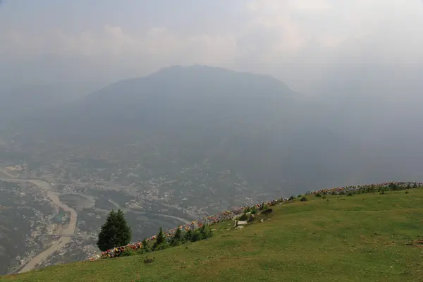 Vredig serene landschap - berg in wolken op de Himalaya. Kullu vallei, Himachal Pradesh, India — Stockfoto