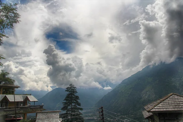 Hegyei, a Himalája. Himachal Pradesh, India Kullu-völgy — Stock Fotó
