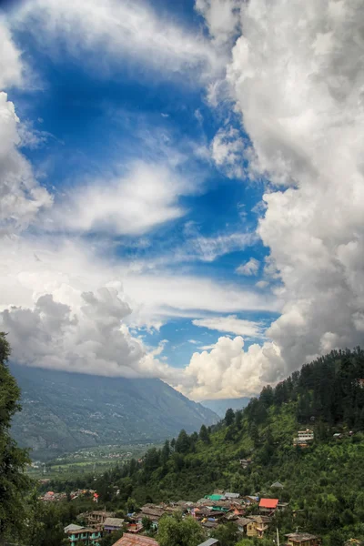 Berglandschap in de Himalaya. Kullu vallei, himachal pradesh, india — Stockfoto
