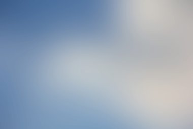 Bulanık göksel mavi gökyüzü bulutlu