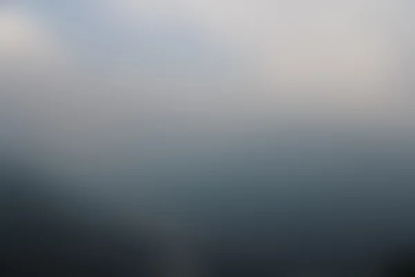 Verschwommener Hintergrund mit majestätischer Berglandschaft unter Morgenhimmel und Wolken. — Stockfoto