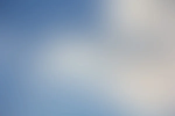 Céu azul celestial desfocado com nuvens — Fotografia de Stock