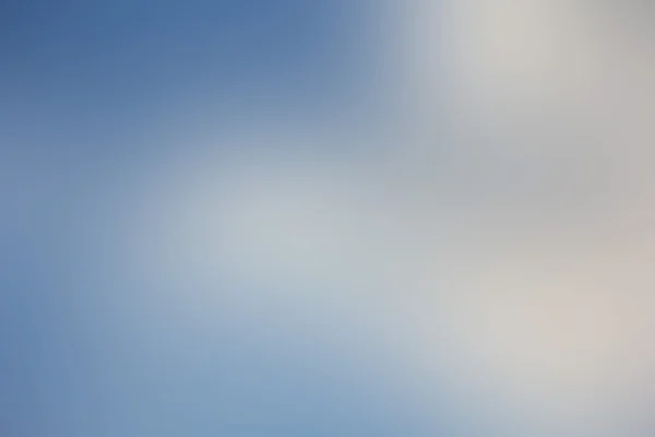 Bulanık göksel mavi gökyüzü bulutlu