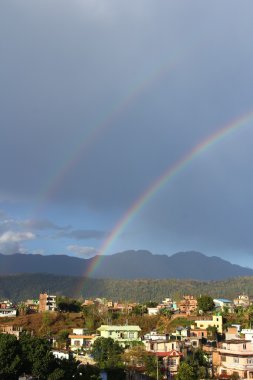 Çift gökkuşağı yağmur sonra gökyüzünde. Hetauda, Nepal