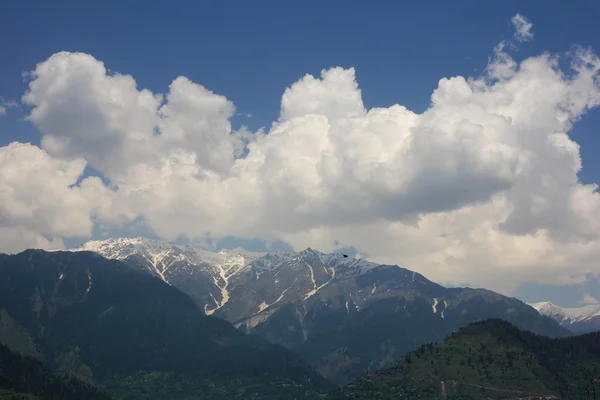 Cielo blu con nuvole sullo sfondo in montagna. Himalai, India — Foto Stock