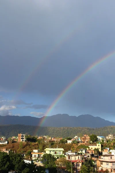 Dubbele regenboog in de lucht na regen. Hetauda, Nepal — Stockfoto