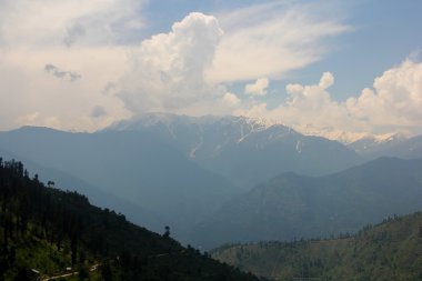 Mavi gökyüzü bulutlar dağlar arka plan ile. Himalai, Hindistan