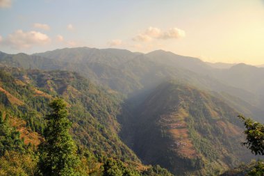Mavi gökyüzü bulutlar dağlar arka plan ile. Himalai, Hindistan