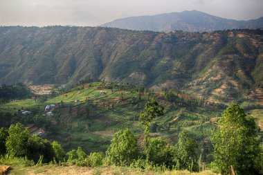 Mavi gökyüzü bulutlar dağlar arka plan ile. Himalai, Hindistan