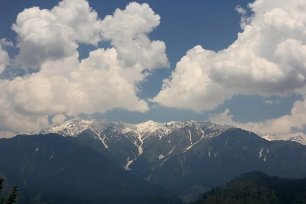 蓝色的天空云朵背景在山中。Himalai，印度 — 图库照片